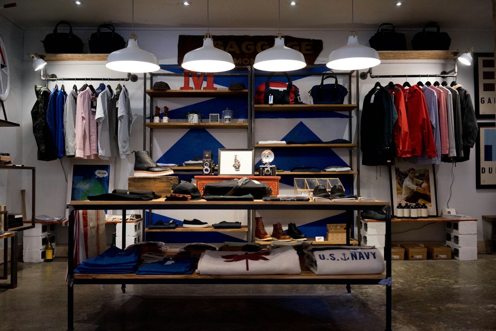 Interior de una tienda de ropa