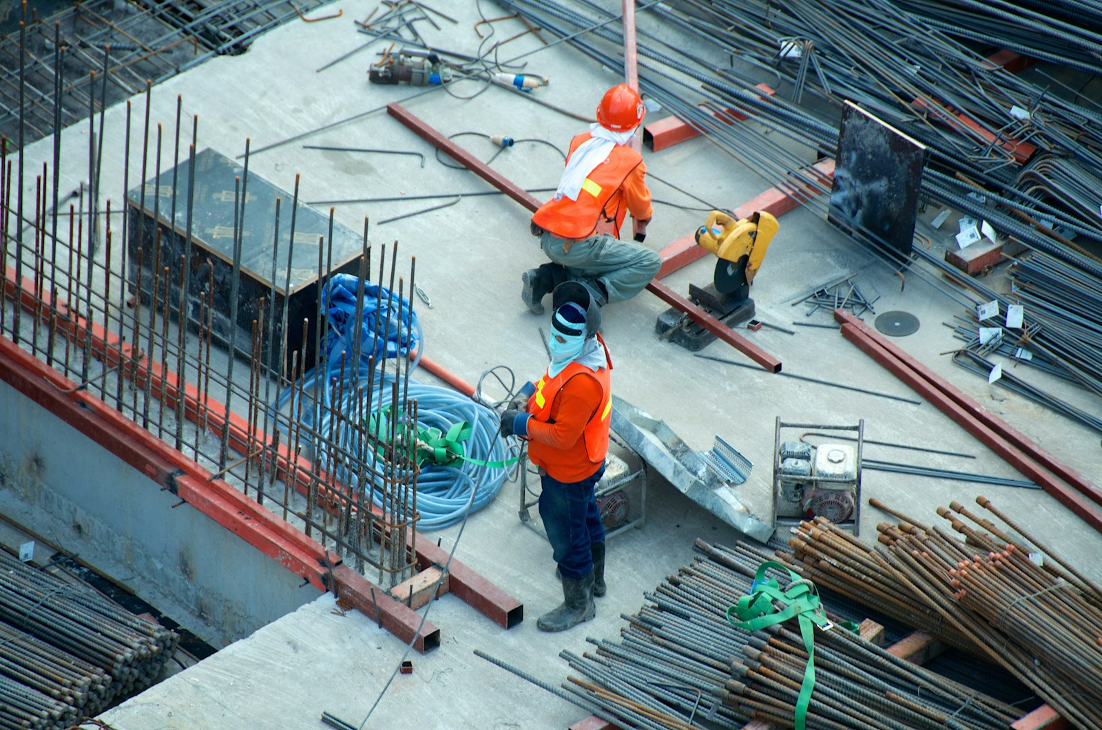 Trabajadores preparando una obra